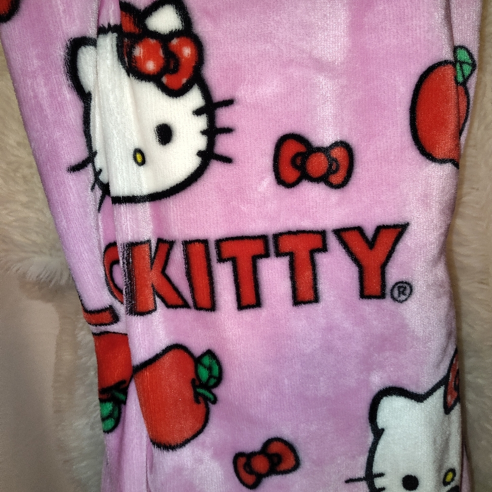 Hello Kitty Throw - Picture 2 of 5